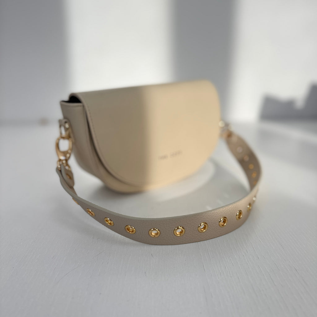 Bandolera nude