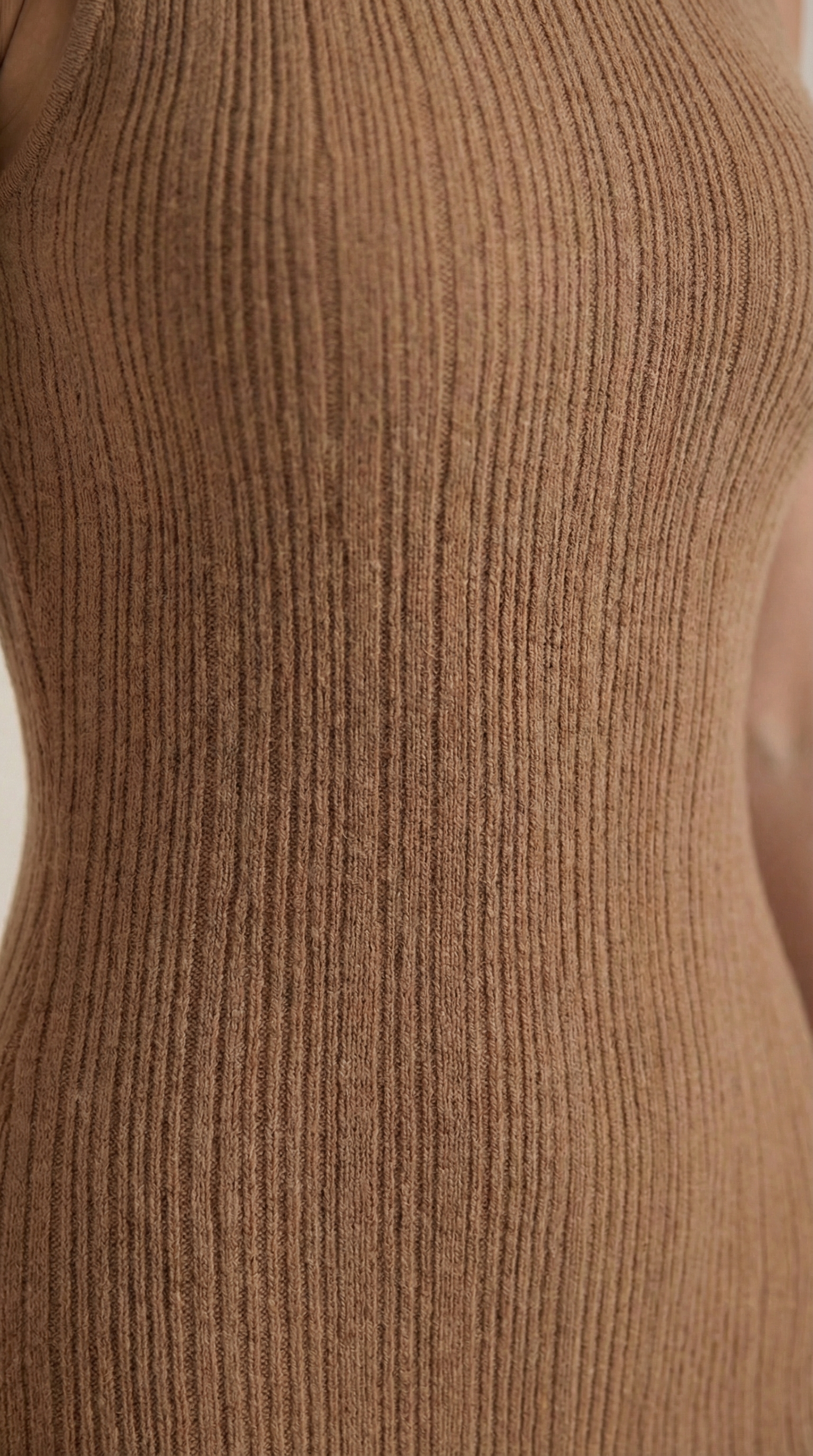 Vestido Sonia midi ajustado de cuello alto