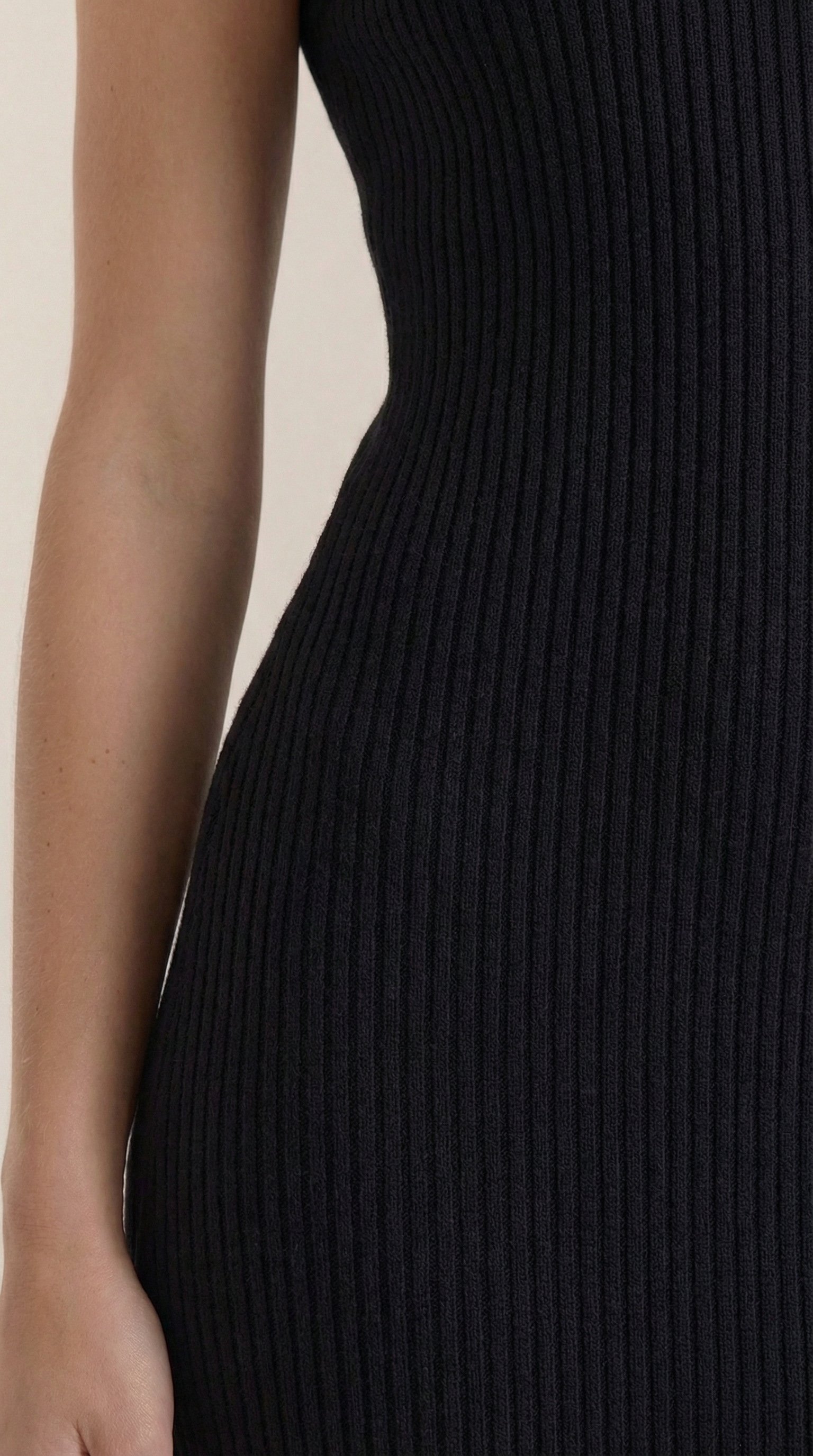 Vestido Sonia midi ajustado de cuello alto