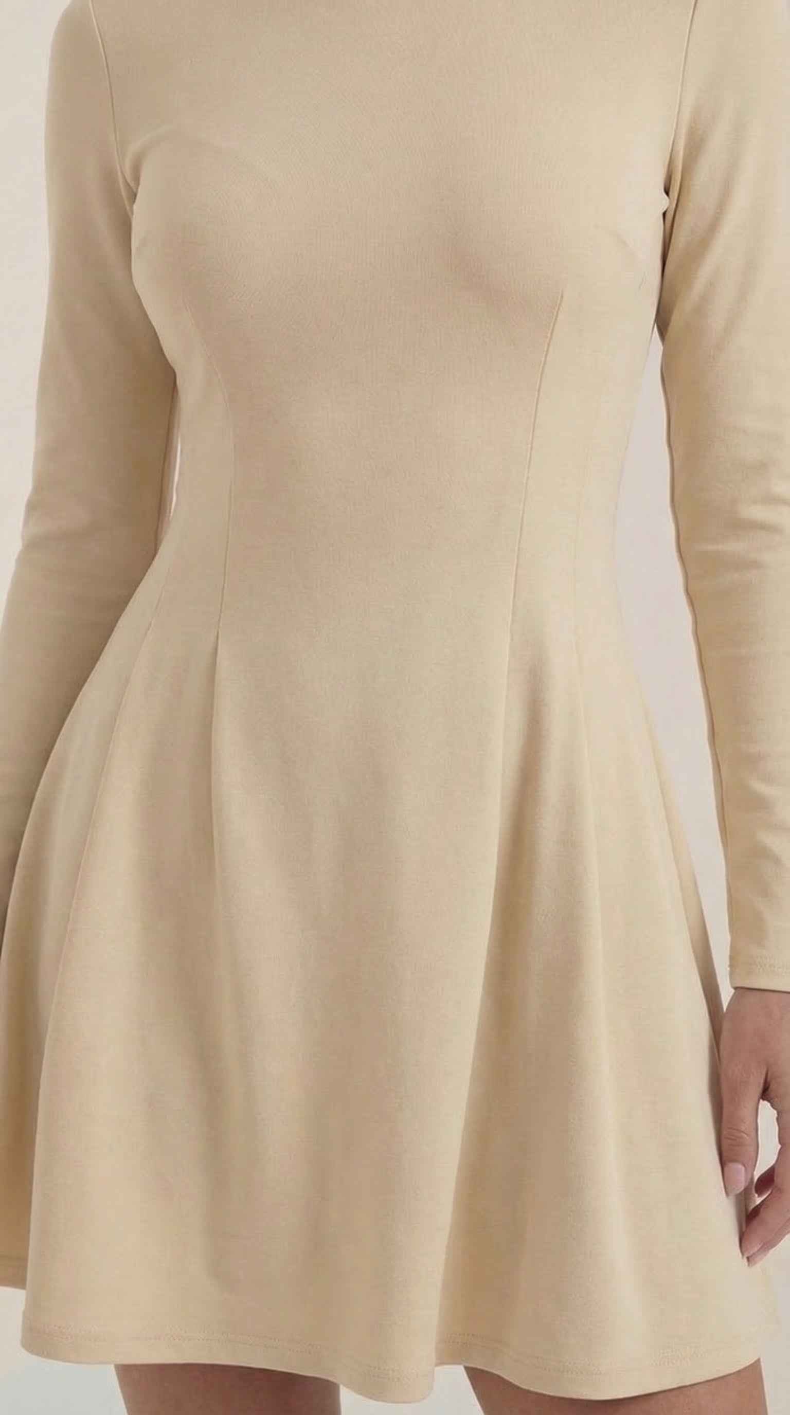 Vestido Corto de Manga Larga Ébano