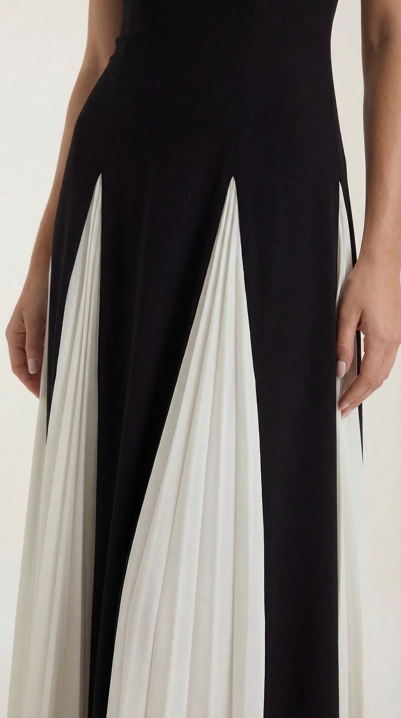 Vestido midi Goldie con pliegues en godets