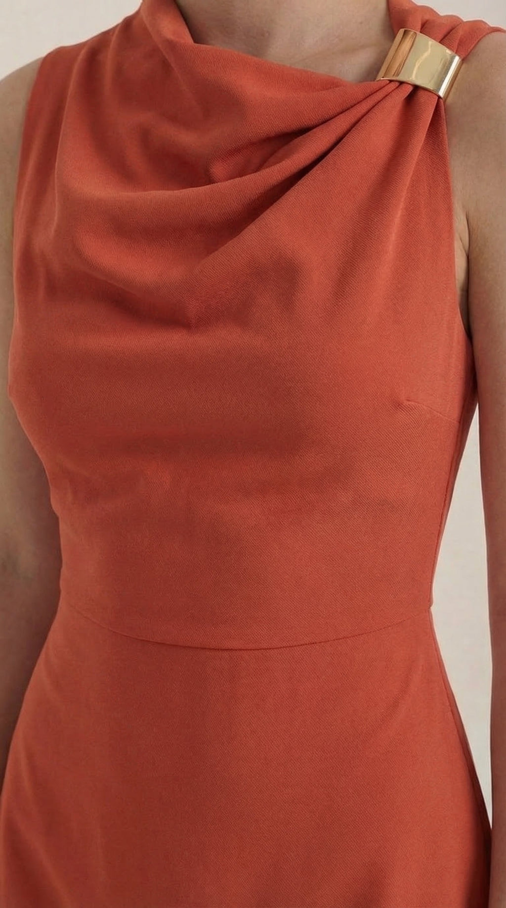 Vestido Corto con Cuello de Cowl Rosalie