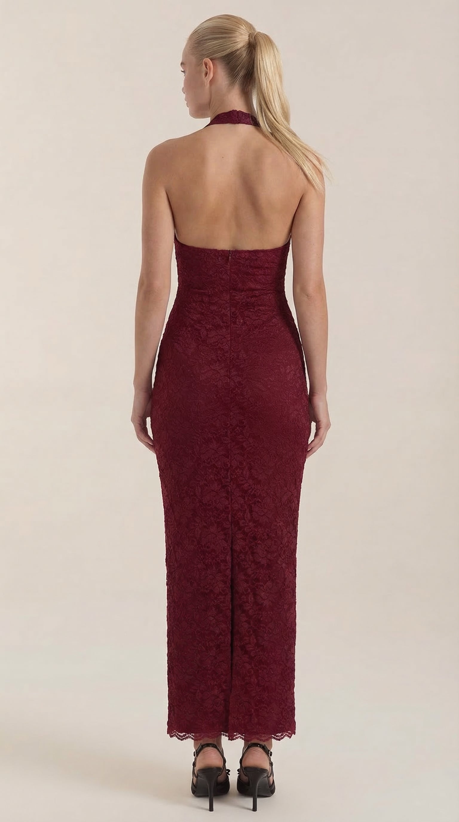 Vestido largo de encaje con escote halter Roxanne