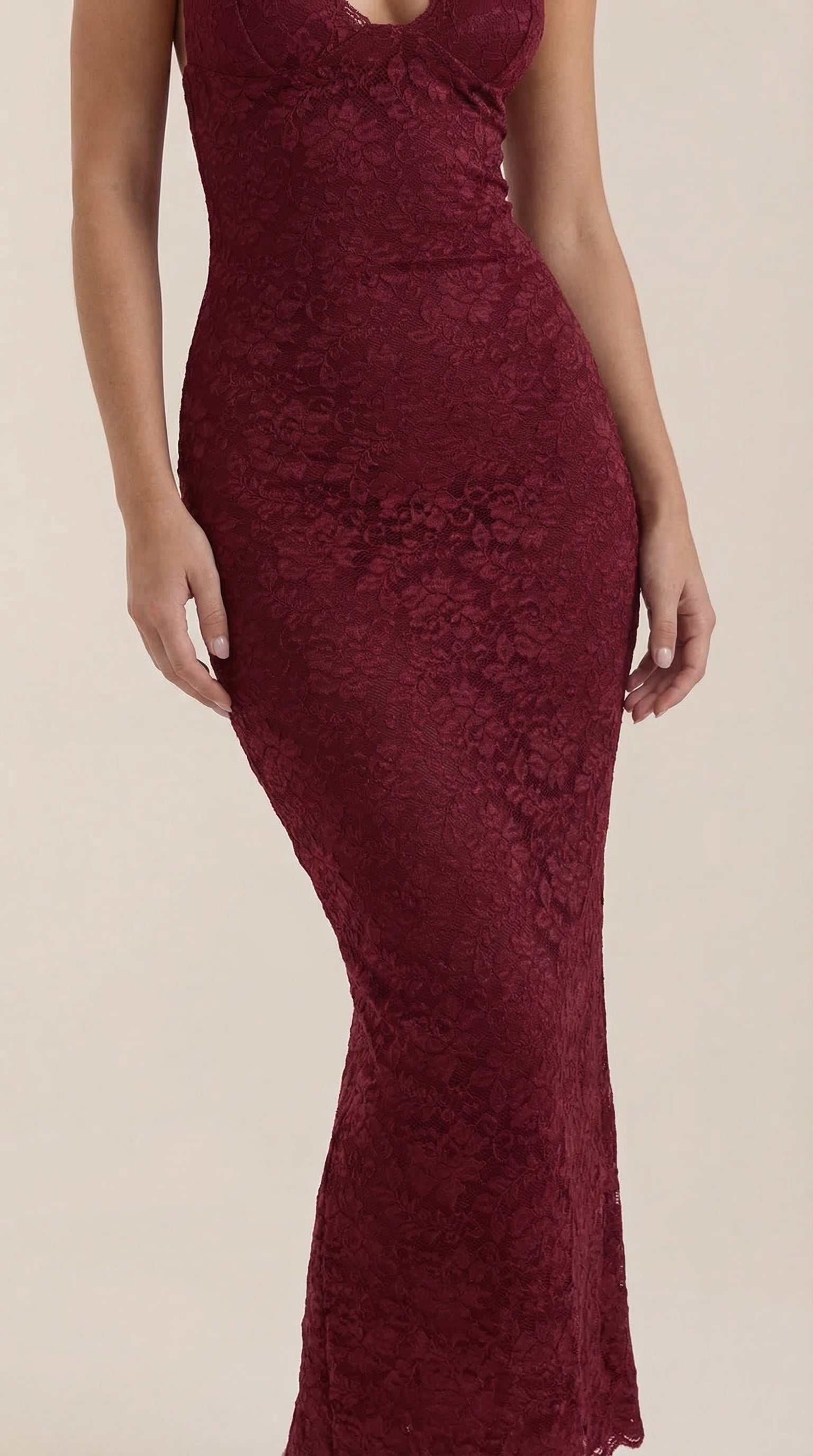 Vestido largo de encaje con escote halter Roxanne