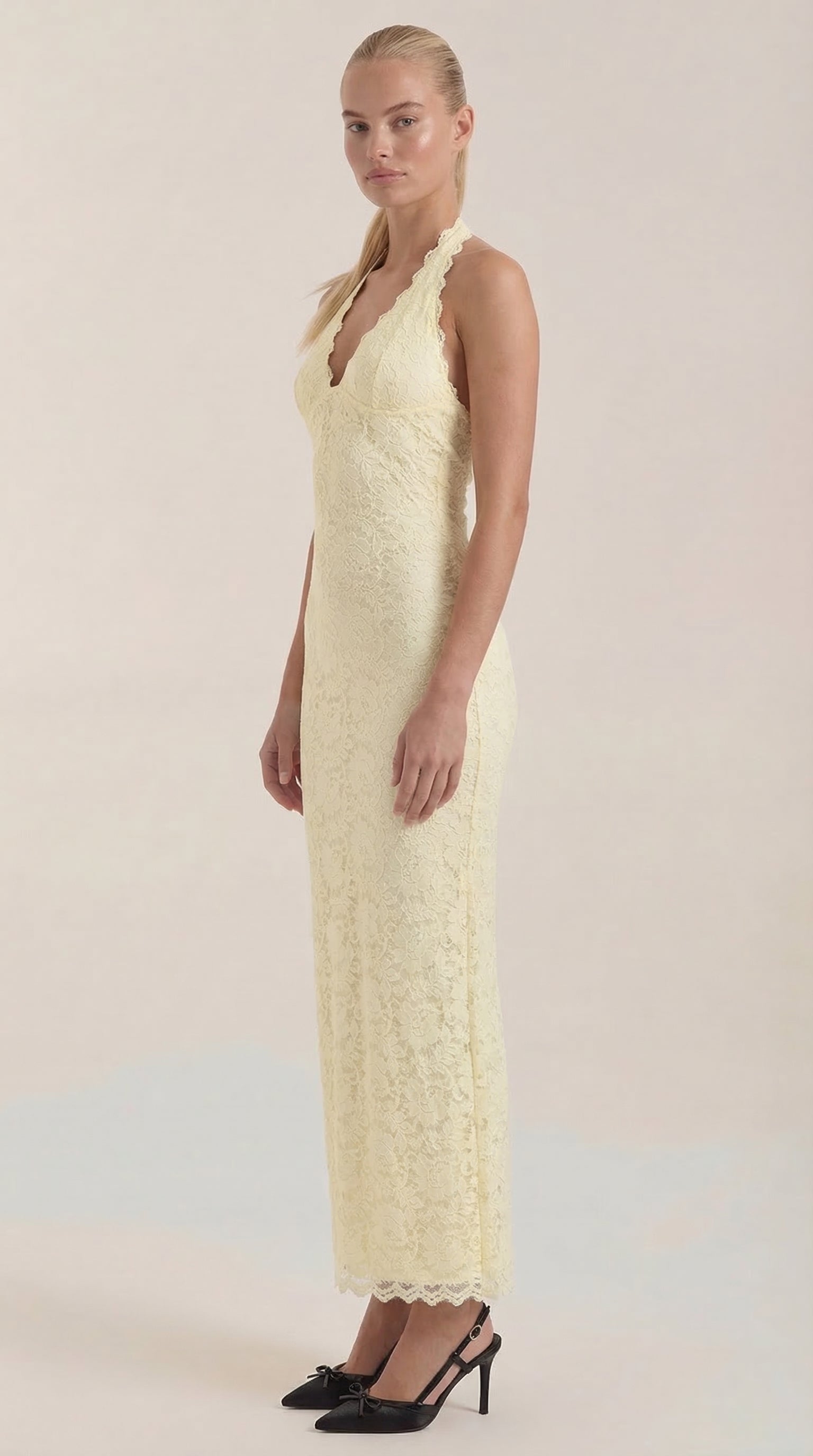 Vestido largo de encaje con escote halter Roxanne