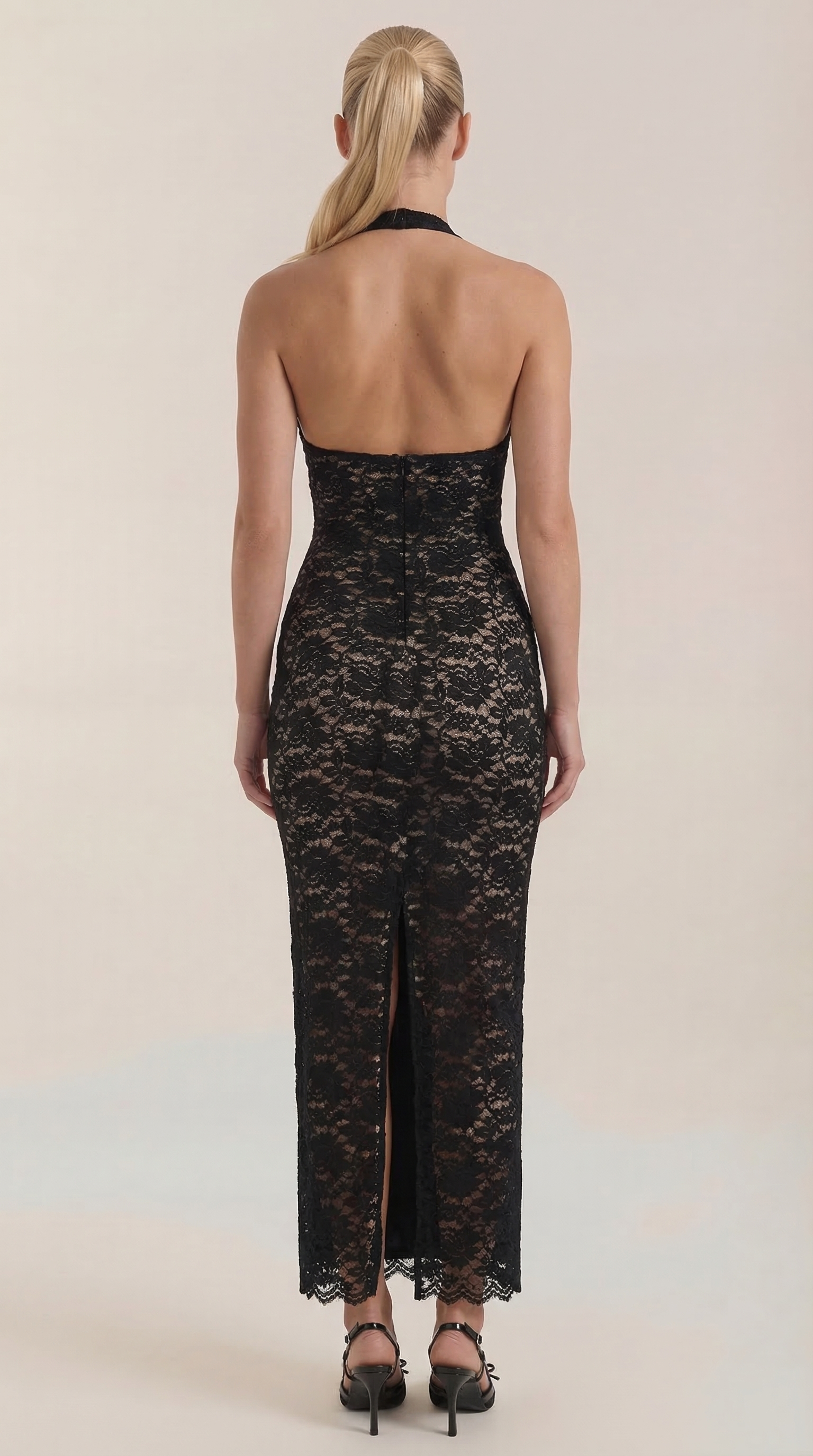 Vestido largo de encaje con escote halter Roxanne